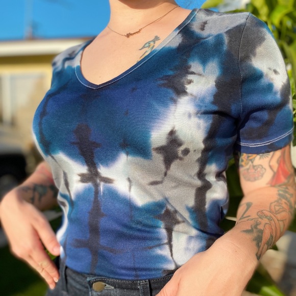 The B.B. V-Neck - Picture 3 of 4